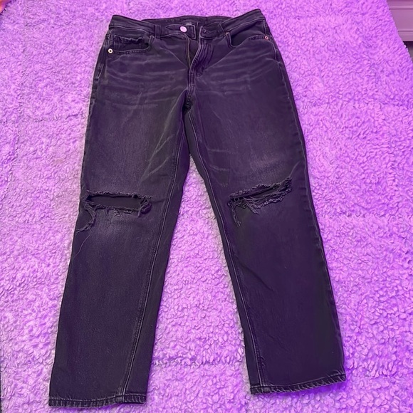 American Eagle Strigid High-Waisted Mom Jean 8 Short - Picture 4 of 9